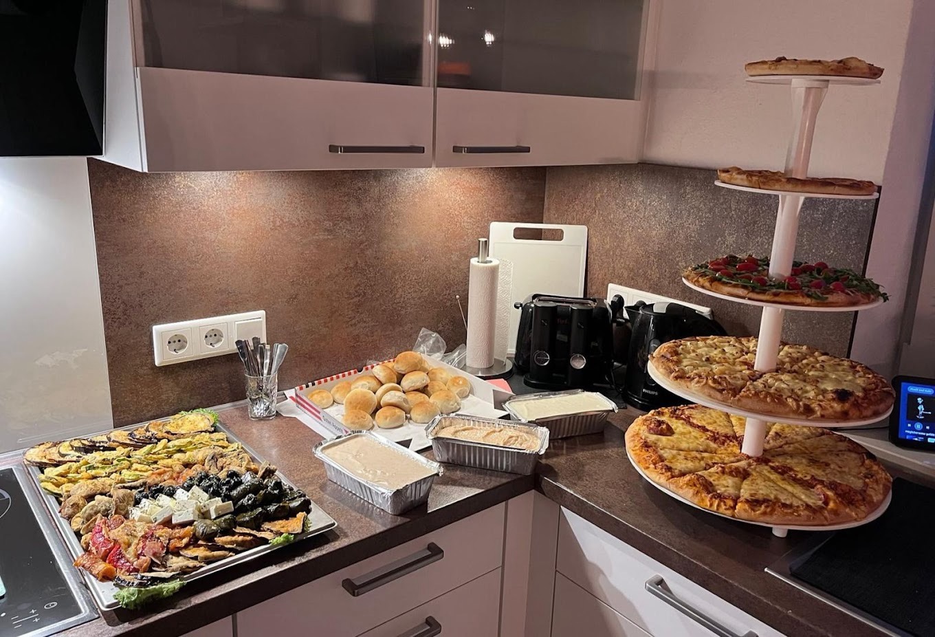 Pizzaturm und Antipasti-Platte für einen Partyservice-Auftrag