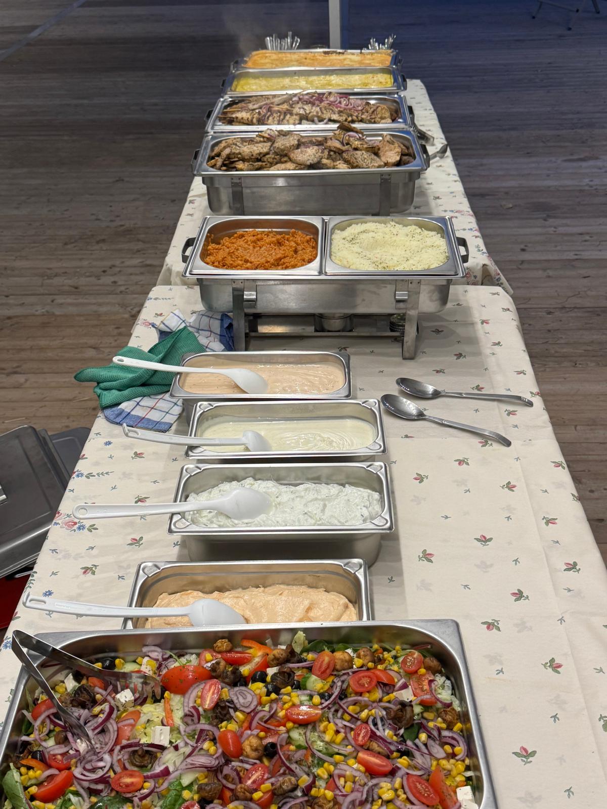 Döner-Fleisch, Falafel und Fladenbrot am Catering-Buffet