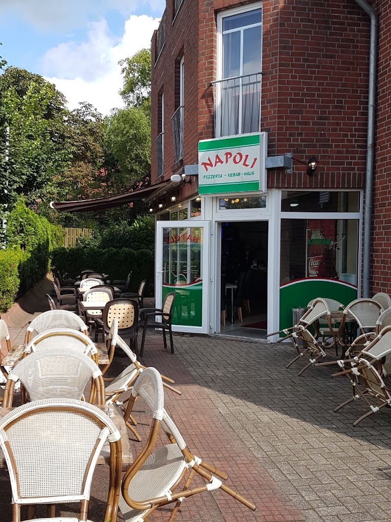 Terrasse und Eingang der Pizzeria Napoli in Bösel bei Nacht